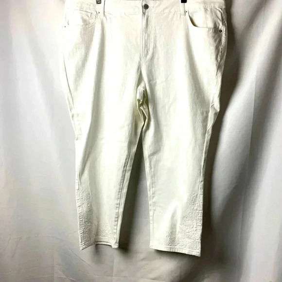 WESTPORT SIGNATURE FIT CROP PANTS 22W WHITE EMBROIDERED FLORAL DESIGN AT HEM - Picture 1 of 14